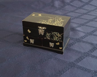 Vintage jewellery chest, a jewellery box made in the 90s.