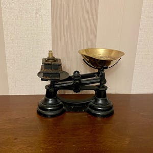 Vintage kitchen scales, rustic market scale, grocery scale with brass pan and 7 weights.