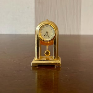 Vintage miniature quartz clock, vintage desk clock good working.