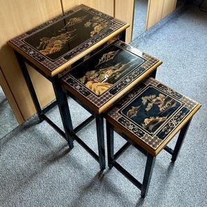 Vintage set med 3 orientaliska lackerade sätesbord med handmålade traditionella scener.