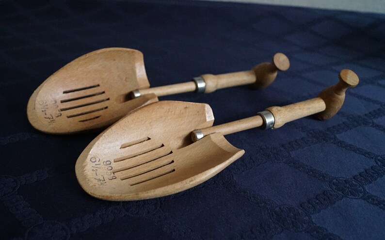 Vintage wooden shoe stretcher- shoe storage, size 6.5 - 7.5. image 6