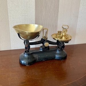 Vintage Libra scales with brass pans and 7 weights, kitchen scale, market scale.