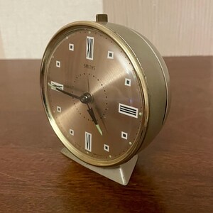 Reloj despertador Smiths antiguo. Fabricado en Gran Bretaña, reloj despertador antiguo, reloj de mesa.