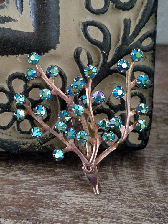 Vintage Aurora Blue Crystal Mid Century Abstract Ribbon Brooch Vintage Aurora Borealis Rhinestone Brooch: Mid-century Blue  main image 2