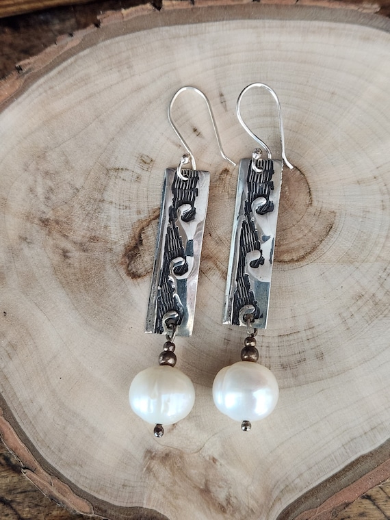 Pendientes colgantes de perla de plata de ley oxidada: diseño