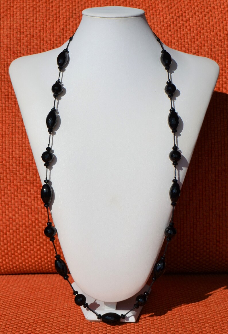 Bracelet femme perles noires onyx et agate rouge, tête de bélier acier