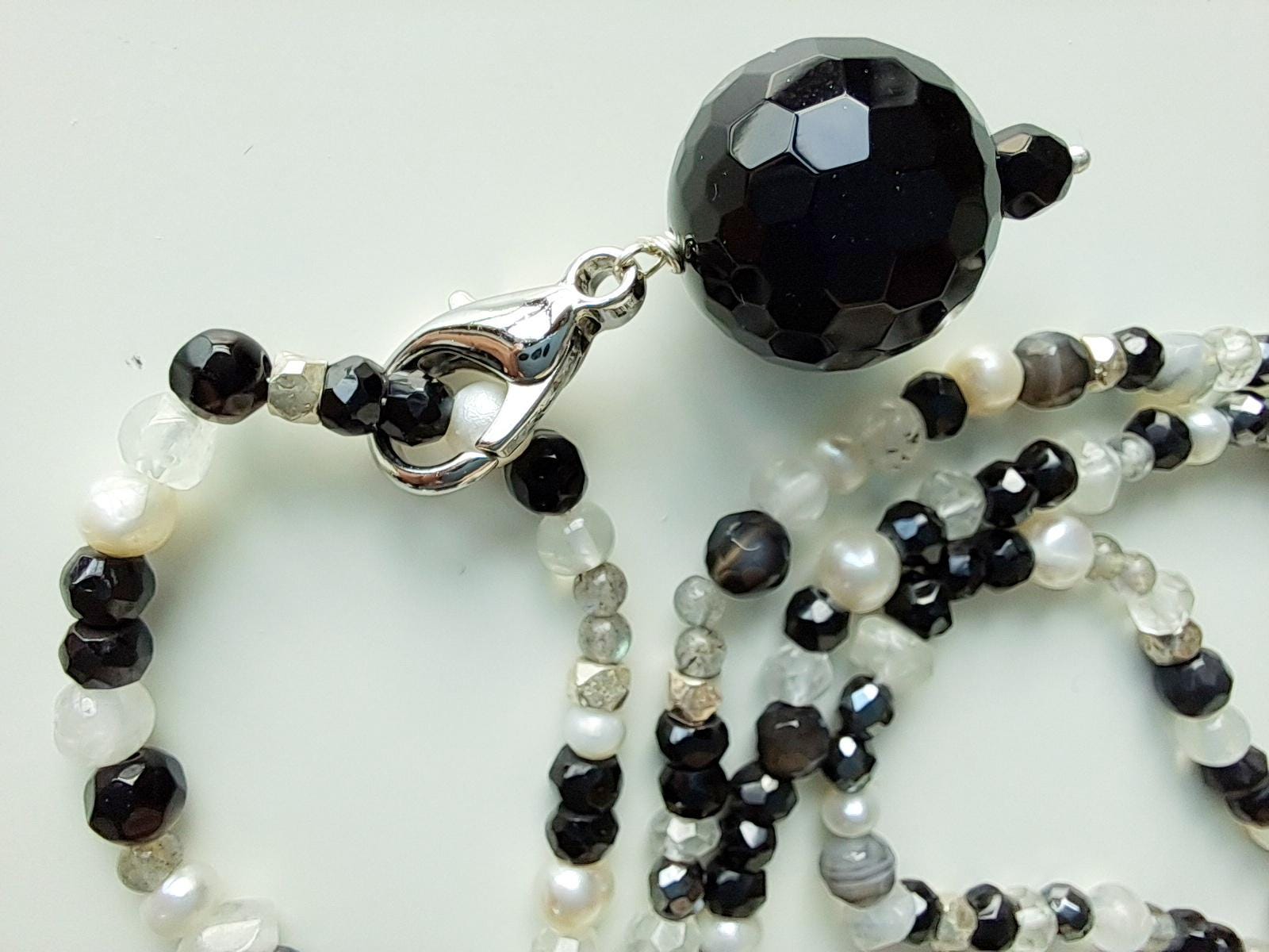 Spinello Nero Pietra, Valore, Significati Dei Gioielli Con Pietre