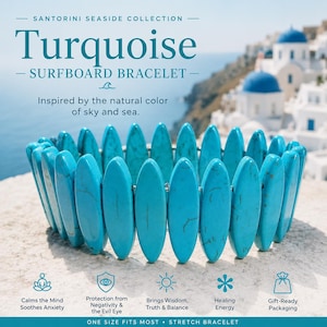 Op de afbeelding: Een rekbare armband bestaande uit talloze langwerpige, surfboardvormige turkooizen kralen met donkere aders. De tekst op de afbeelding luidt Santorini Seaside Collection, Turquoise Surfboard Bracelet, Inspired by the natural color of sky and sea.