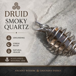 Może przedstawiać: Wisiorek Druid Smoky Quartz ze srebrnym drutem. Obraz zawiera tekst „Grounding”, „Stress Relief” i „Natural Healer”. Tekst brzmi również „Scotland's National Gem” i „Ancient Wisdom. Grounded Energy.”