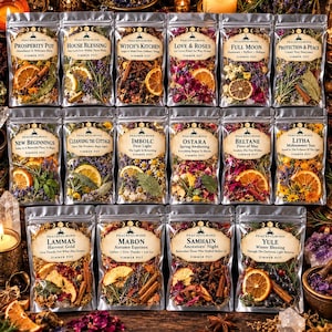 Op de afbeelding: Een collectie van zestien doorzichtige plastic zakjes met gedroogde botanische ingrediënten voor een sudderpot. Elk zakje is voorzien van een label met de merknaam Peacefulmind, een specifieke titel zoals Prosperity Pot of Yule, en een unieke mix van gedroogd fruit, kruiden en specerijen.