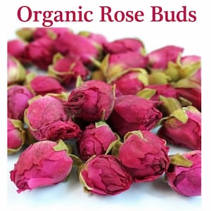 Könnte beinhalten: Nahaufnahme von Bio-Rosenknospen. Das Bild zeigt einen Haufen getrockneter, tiefrosa Rosenknospen mit grünen Kelchblättern. Der Text "Organic Rose Buds" wird in dunkler rosa Schrift oben im Bild angezeigt.