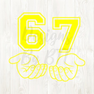 Könnte beinhalten: Gelbe Grafik der Zahl 67 in einer College-Schriftart, mit offenen Händen darunter. Das Design befindet sich auf einem weißen Holzmaserungshintergrund. Das Design ist wahrscheinlich für ein Sportteam oder einen Geburtstag.