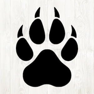 Puede incluir: Un diseño de huella de pata negra, que representa la huella de una pata de canino. La huella tiene cuatro dedos y una almohadilla grande, todo en negro sólido. El fondo es un patrón de vetas de madera clara.