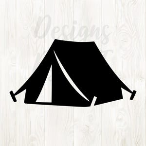 Peut inclure: Silhouette noire d'une tente de camping avec une ouverture triangulaire. La tente est posée sur un fond en bois blanc. Le mot "Designs" est faiblement visible en arrière-plan.
