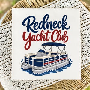 Könnte beinhalten: Weißes quadratisches Leinwandbild mit dem Text "Redneck Yacht Club" in Marineblau und roter Schrift über einem Cartoon-Pontonboot. Das Boot ist blau, weiß und rot, mit einem blauen Verdeck und auf blauem Wasser.