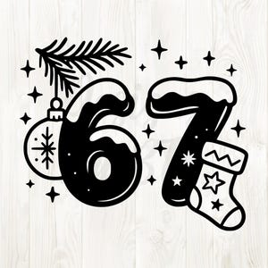 Può includere: Grafica natalizia in bianco e nero con il numero 67 con dettagli innevati. Include un ornamento a fiocco di neve, un rametto di pino, una calza e accenti a stella. Perfetto per lavori e decorazioni natalizie.