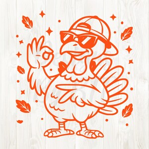 Könnte beinhalten: Orangefarbene Cartoon-Truthahn mit Sonnenbrille und Baseballkappe, die eine "Okay"-Handbewegung macht. Der Truthahn ist von orangefarbenen Blättern und Sternformen auf weißem Hintergrund umgeben. Thanksgiving-Design.