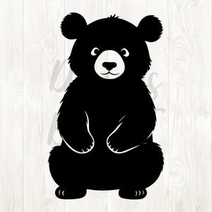 Puede incluir: Ilustración de un oso negro con hocico, ojos y patas blancos. El oso está sentado, con los brazos apoyados en las rodillas. La imagen tiene un estilo de dibujos animados y es adecuada para productos infantiles o decoración de guarderías.