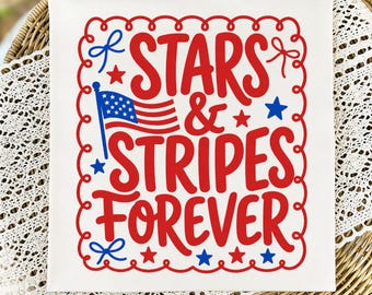 Bandera de barras y estrellas para siempre PNG, diseño de camiseta patriótica con la bandera estadounidense para el 4 de julio, fondo transparente, uso comercial, descarga instantánea.