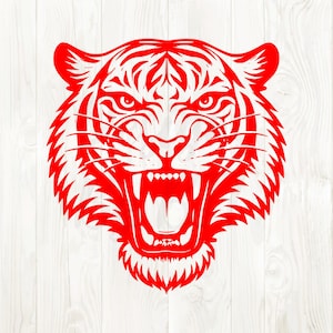Könnte beinhalten: Rote Illustration eines Tigerkopfes, mit offenem Maul, das Zähne und einen wilden Ausdruck zeigt. Das Design weist detaillierte Linien und Muster auf, vor einem weißen Hintergrund mit Holzmaserung. Das Gesicht des Tigers steht im Mittelpunkt.