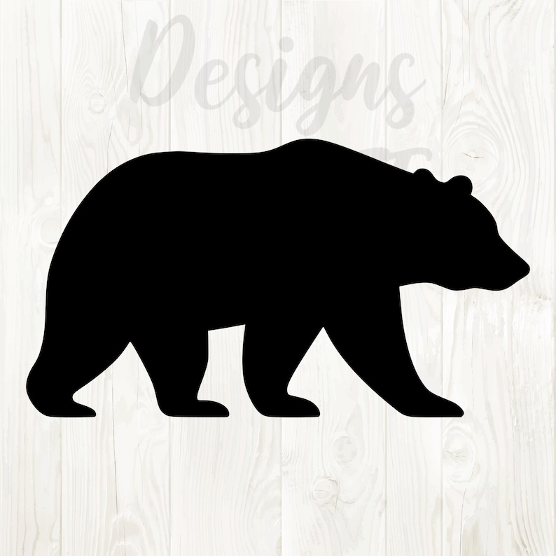 K&ouml;nnte beinhalten: Eine schwarze Silhouette eines B&auml;ren, der nach rechts geht. Der B&auml;r ist im Seitenprofil dargestellt, wobei alle vier Pfoten sichtbar sind. Das Wort "Designs" ist im Hintergrund schwach sichtbar.