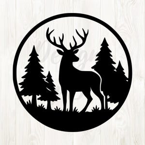 Könnte beinhalten: Schwarze Silhouette eines Hirsches mit großem Geweih in einer Waldszene, umrahmt von einem kreisförmigen Rahmen. Das Design umfasst Kiefern und Gras und schafft ein naturnahes Bild.