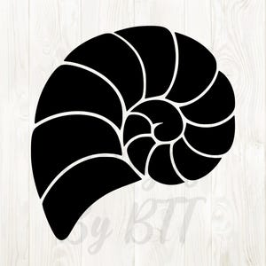 Könnte beinhalten: Ein schwarzes Muscheldesign mit einem Spiralmuster. Das Bild zeigt eine solide schwarze Nautilus-Muschelform mit weißen Umrissen, vor einem hellen Holzmaserungshintergrund. Das Design ist eine einfache, elegante Illustration.