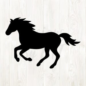 Könnte beinhalten: Eine schwarze Silhouette eines galoppierenden Pferdes vor einem weißen Hintergrund mit Holzmaserung. Das Pferd ist im vollen Galopp dargestellt, mit ausgestreckten Beinen und wehender Mähne. Das Bild ist eine einfache, grafische Darstellung eines Pferdes in Bewegung.