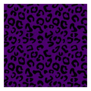 Puede incluir: Fondo morado con un patrón de estampado de leopardo negro.