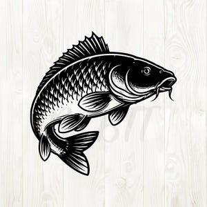 以下が含まれることがあります： 黒と白のコイのイラスト。魚は、詳細な鱗、ひれ、ひげを備えたダイナミックなポーズで描かれています。この画像は、釣りテーマのデザインに適した、ヴィンテージの手描きのスタイルです。