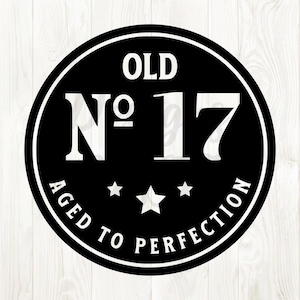 Könnte beinhalten: Ein schwarzes und weißes rundes Schild mit dem Text "Old No. 17 Aged to Perfection" und drei weißen Sternen.