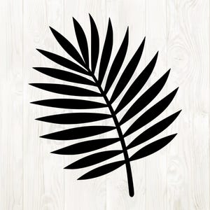 Op de afbeelding: Zwart palmblad silhouet tegen een witte houtnerf achtergrond. Het blad heeft een centrale stengel met talrijke lange, slanke blaadjes die naar buiten uitsteken. Het ontwerp is eenvoudig en grafisch.