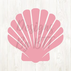 Puede incluir: Diseño de concha rosa con estructura en forma de abanico, sobre un fondo blanco con vetas de madera. El texto "Designs By STF" está superpuesto a la concha. Es una ilustración digital.