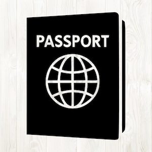 Pode incluir: Um passaporte preto com a palavra "PASSPORT" em branco acima de um globo branco. O passaporte está ligeiramente inclinado, mostrando a borda das páginas.