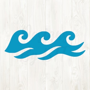 Puede incluir: Ilustración estilizada de tres olas oceánicas azules. Las olas se representan con líneas fluidas y crestas rizadas, creando una sensación de movimiento. El diseño está sobre un fondo blanco de vetas de madera.