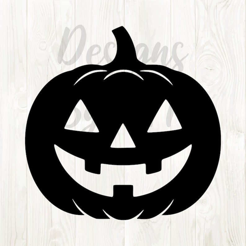 Puede incluir: Silueta negra de una calabaza tallada con ojos triangulares y una amplia sonrisa. La calabaza tiene un tallo curvo, una decoraci&oacute;n cl&aacute;sica de Halloween. El fondo es un patr&oacute;n de vetas de madera clara.