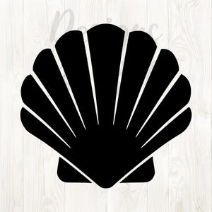 Puede incluir: Silueta negra de una concha con un diseño en forma de abanico. La concha tiene una parte superior redondeada y una base plana, con líneas verticales que dividen la concha en segmentos. El fondo es un patrón de vetas de madera clara.