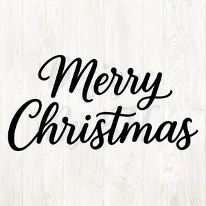 Może przedstawiać: Czarny napis "Merry Christmas" w ozdobnej czcionce na białym tle drewnianym. Idealny do dekoracji świątecznych i rękodzieła.