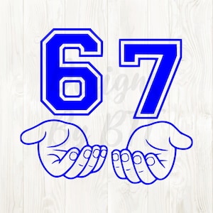 Puede incluir: Un gráfico azul con el número "67" en una fuente universitaria, con un contorno blanco. Debajo de los números hay dos manos estilizadas, con las palmas hacia arriba. El diseño está sobre un fondo claro de vetas de madera.