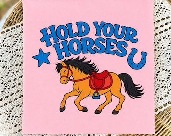 Imagen PNG de Hold Your Horses, divertido diseño de camiseta vaquera country western para sublimación, fondo transparente, uso comercial, descarga instantánea.
