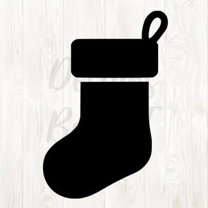 Puede incluir: Silueta negra de un calcetín navideño con una presilla para colgar. El calcetín tiene un puño rectangular y una punta redondeada. El diseño es sencillo y adecuado para manualidades y decoraciones temáticas navideñas.