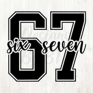 Puede incluir: Diseño gráfico en blanco y negro con el número 67 en una fuente en negrita. Las palabras "six seven" están escritas en cursiva en el centro de los números.