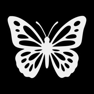 Op de afbeelding: Een wit vlindersilhouet tegen een zwarte achtergrond. De vlinder heeft gedetailleerde vleugelpatronen met uitgesneden vormen. De antennes zijn dun en gebogen. De afbeelding is een eenvoudig grafisch ontwerp.