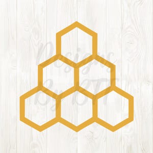 Può includere: Un design a nido d'ape giallo dorato su uno sfondo di venature del legno bianco. Il nido d'ape è composto da diverse forme esagonali interconnesse, creando un motivo ripetitivo. Il design è semplice e grafico.