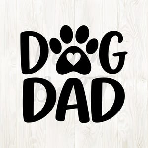 Könnte beinhalten: Schwarzes Grafikdesign auf weißem Holzgrund. Das Design zeigt die Worte "DOG DAD" in einer fetten, serifenlosen Schrift. Über dem Wort "DAD" befindet sich ein Hundepfotenabdruck mit einem Herz in der Mitte.