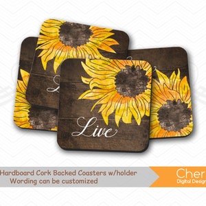 Puede incluir: Juego de cuatro posavasos cuadrados con diseño de girasol. Cada posavasos presenta un girasol de acuarela con pétalos amarillos y un centro marrón oscuro, sobre un fondo de vetas de madera oscura. La palabra "Live" está escrita en blanco.