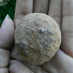 Sandstone Shaman stone ( mo-key balls, moqui marbles) 72.9 grams tw