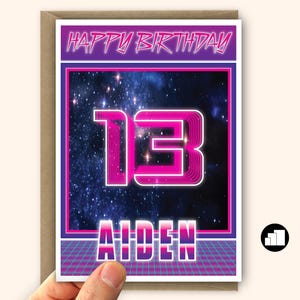 Personalisierte 13.Geburtstagskarte für Jungen Sohn Enkel Raumthema Synthwave Große Kartenoption