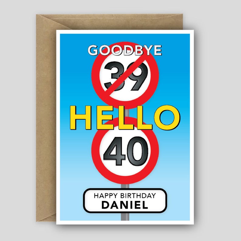 Op de afbeelding: Een verjaardagskaart met een blauwe achtergrond en twee ronde, rood-witte verkeersborden. Het bovenste bord toont een doorgestreept getal 39 en het onderste bord het getal 40. De tekst luidt GOODBYE, HELLO en HAPPY BIRTHDAY DANIEL.