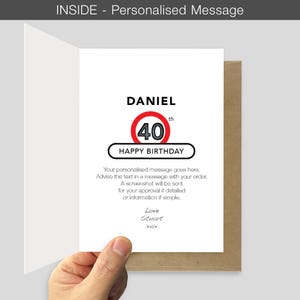 Op de afbeelding: Een witte wenskaart met de naam DANIEL in zwarte letters boven een rode cirkelvormige afbeelding voor een 40e verjaardag. Daaronder staat de tekst HAPPY BIRTHDAY in een zwart kader, gevolgd door tekst voor een gepersonaliseerd bericht.